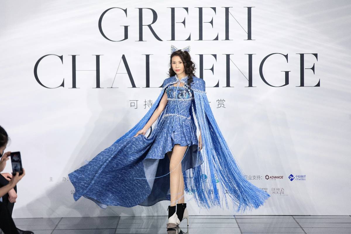 莫文蔚化身“莫猫宝贝”性感魅惑 穿可降解礼服走秀倡导环保 
